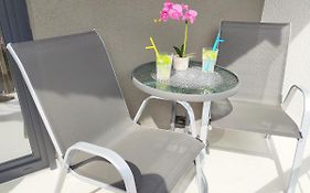 White Studio Apartman